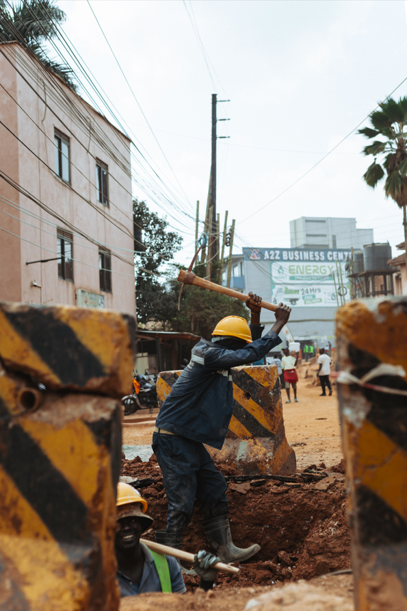 Equipo de construcción trabajando en obra