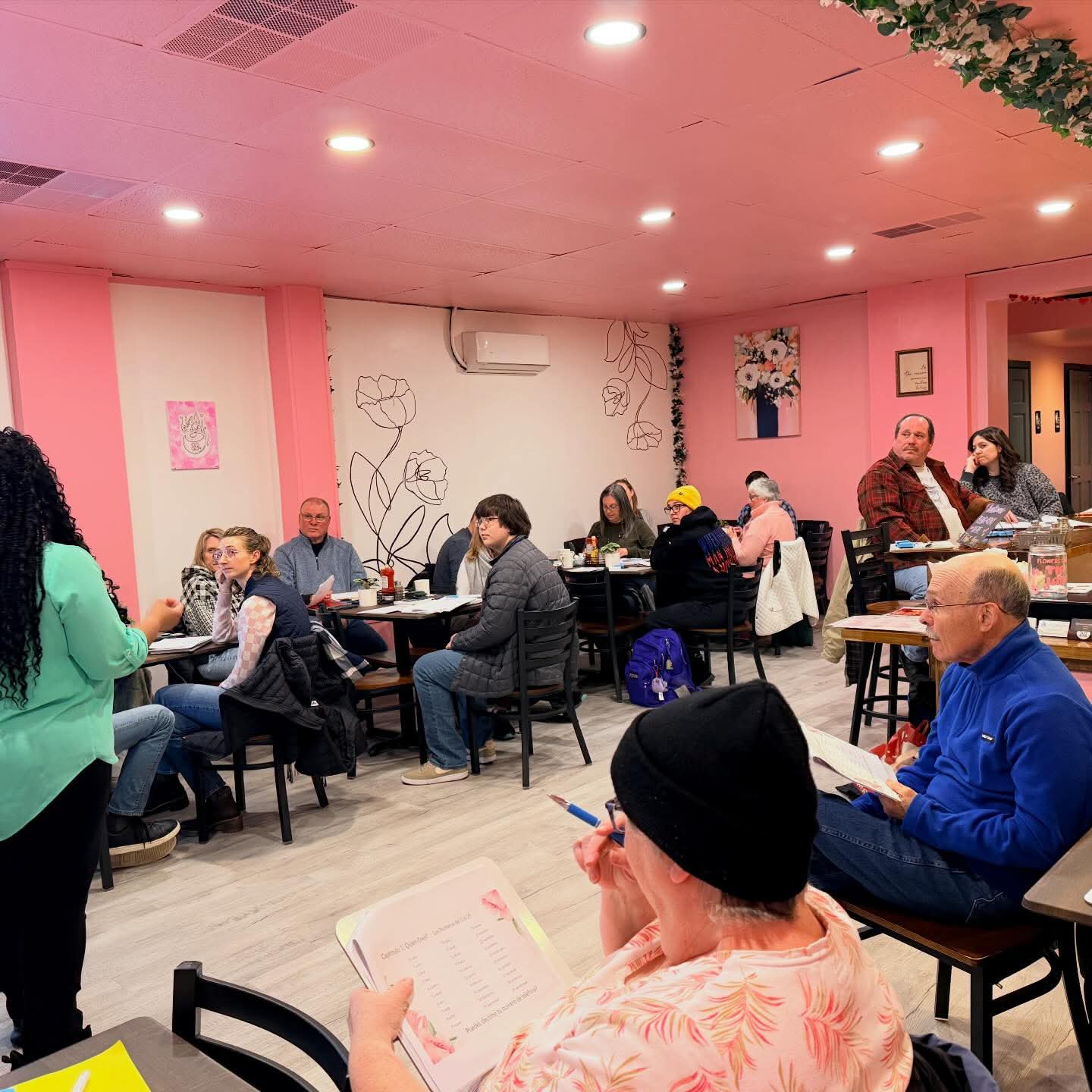 Adults participating in a language class at Alma y Lengua