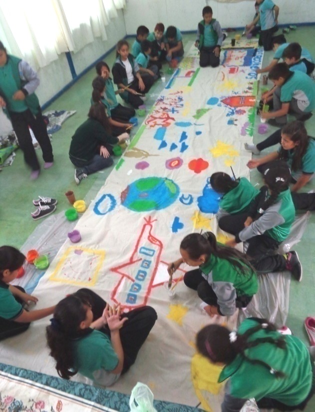 Il telo lungo: dozzine di mani, un'unica narrazione — il primo studio del murale a venire.