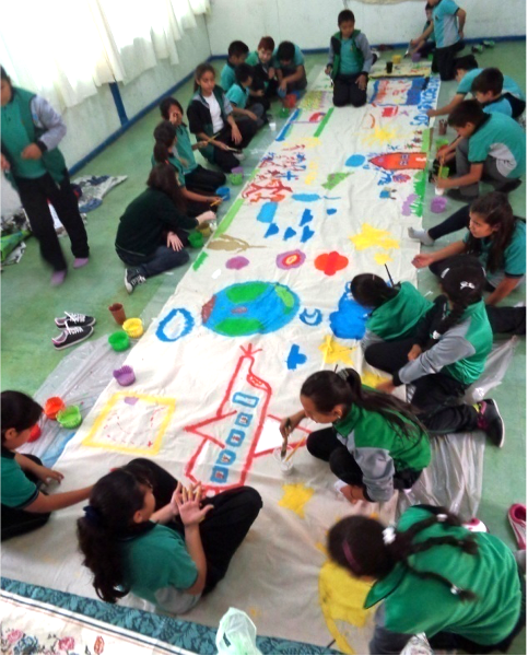 Il laboratorio: i bambini dipingono i propri sogni sul grande telo, in cerchio, tutti insieme.