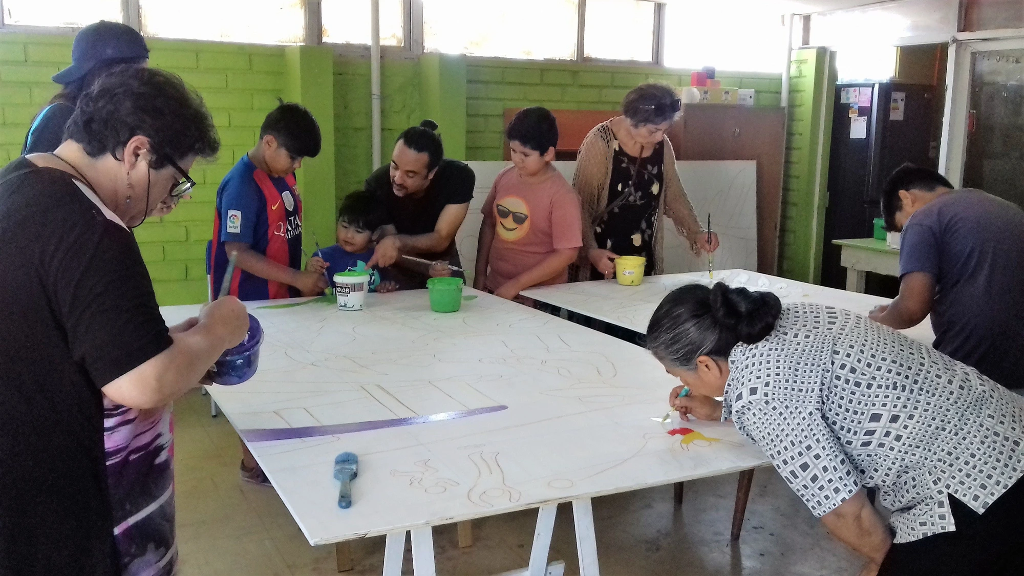 Il laboratorio creativo: le memorie degli anziani diventano disegni e segni sui grandi pannelli.