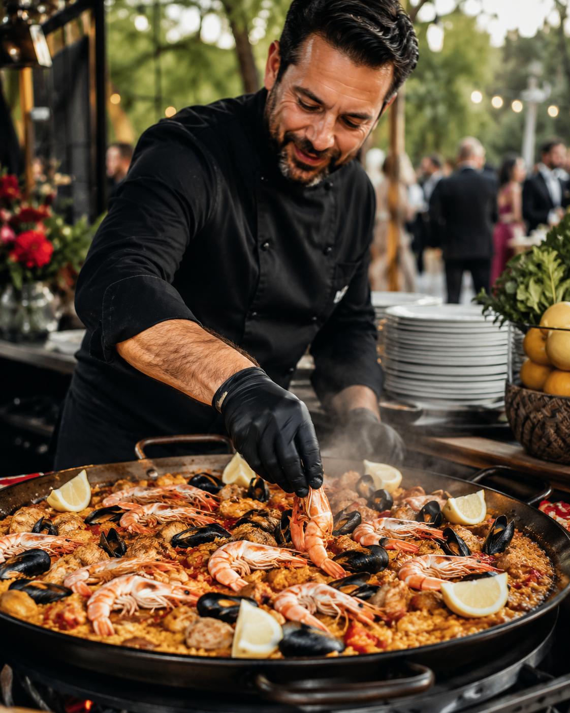 Notre chef dressant la paella géante devant les invités