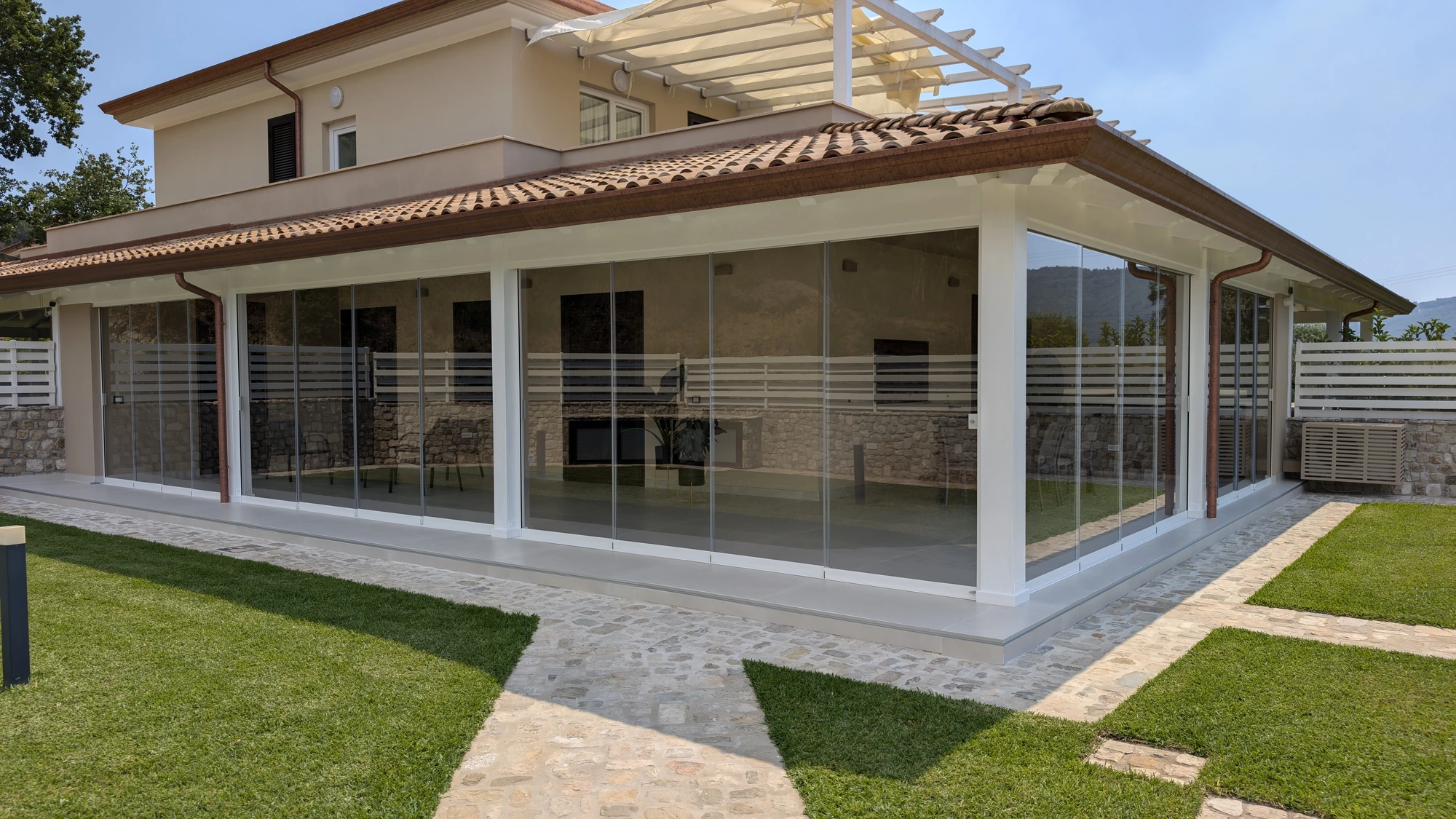 Terrazzo chiuso con vetrata panoramica e vista aperta