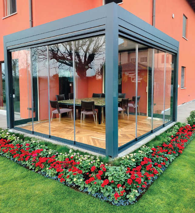 Pergola bioclimatica su spazio esterno con illuminazione serale