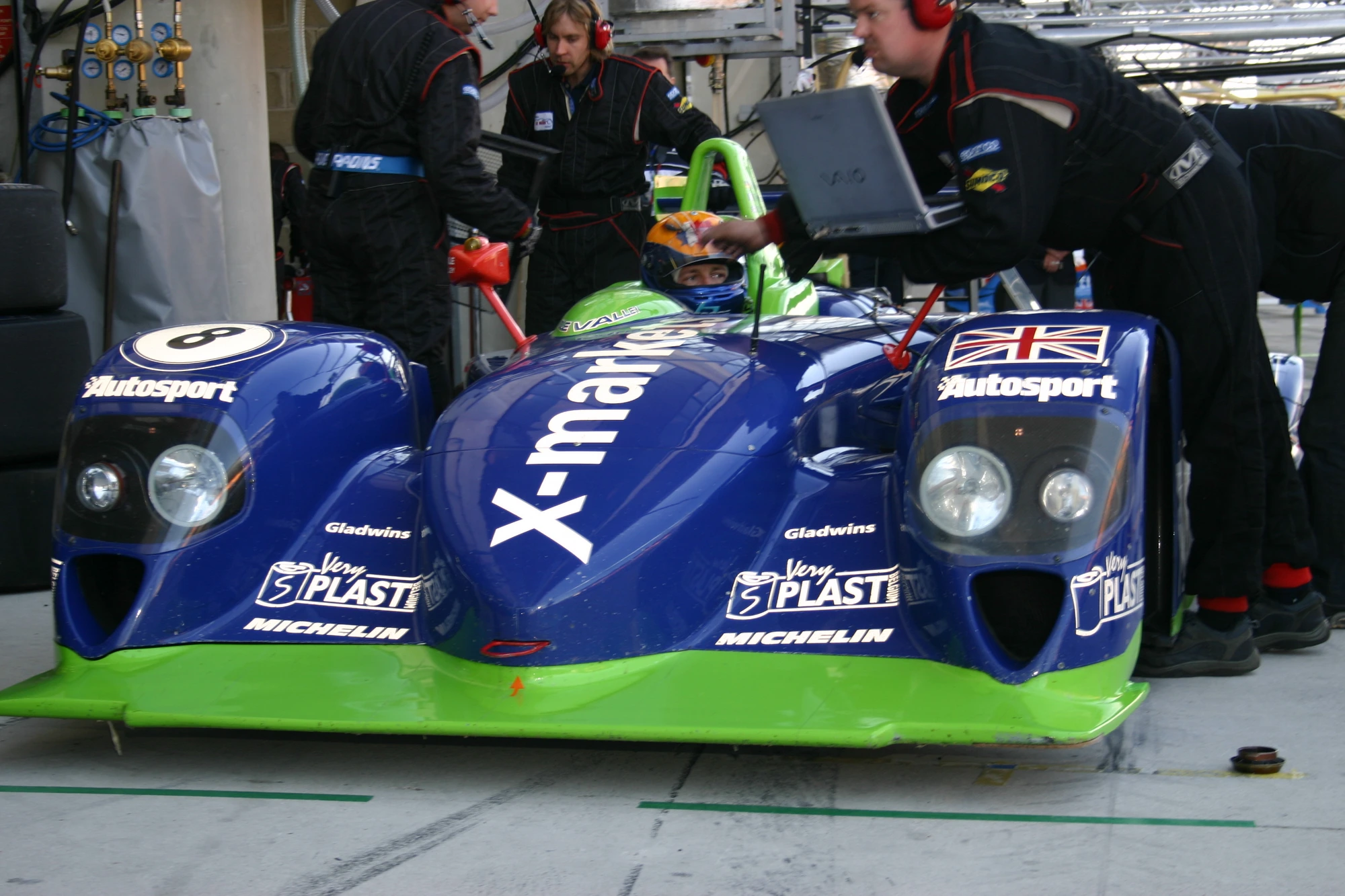 La Dallara n°8 dans la voie des stands
