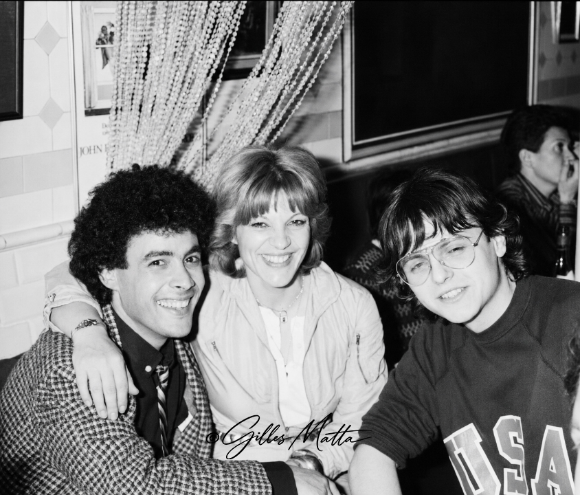 Nicoletta et Rachid Barry autour du gâteau