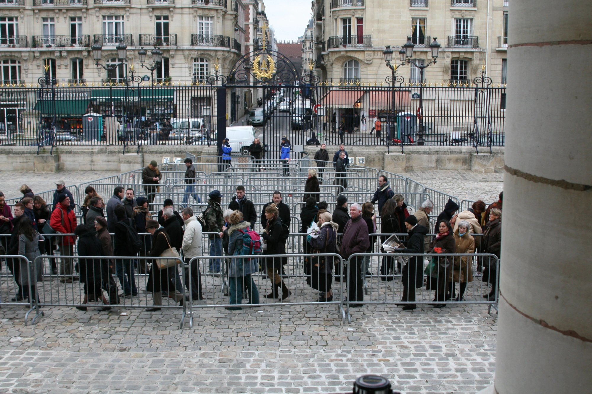La file du dernier adieu