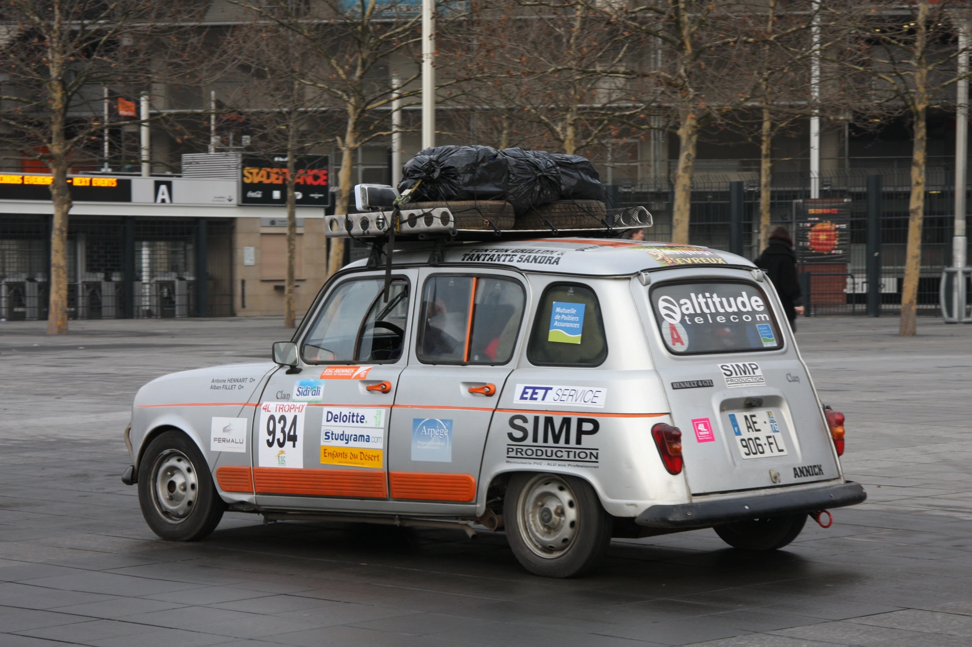 La n°934 quitte le parvis
