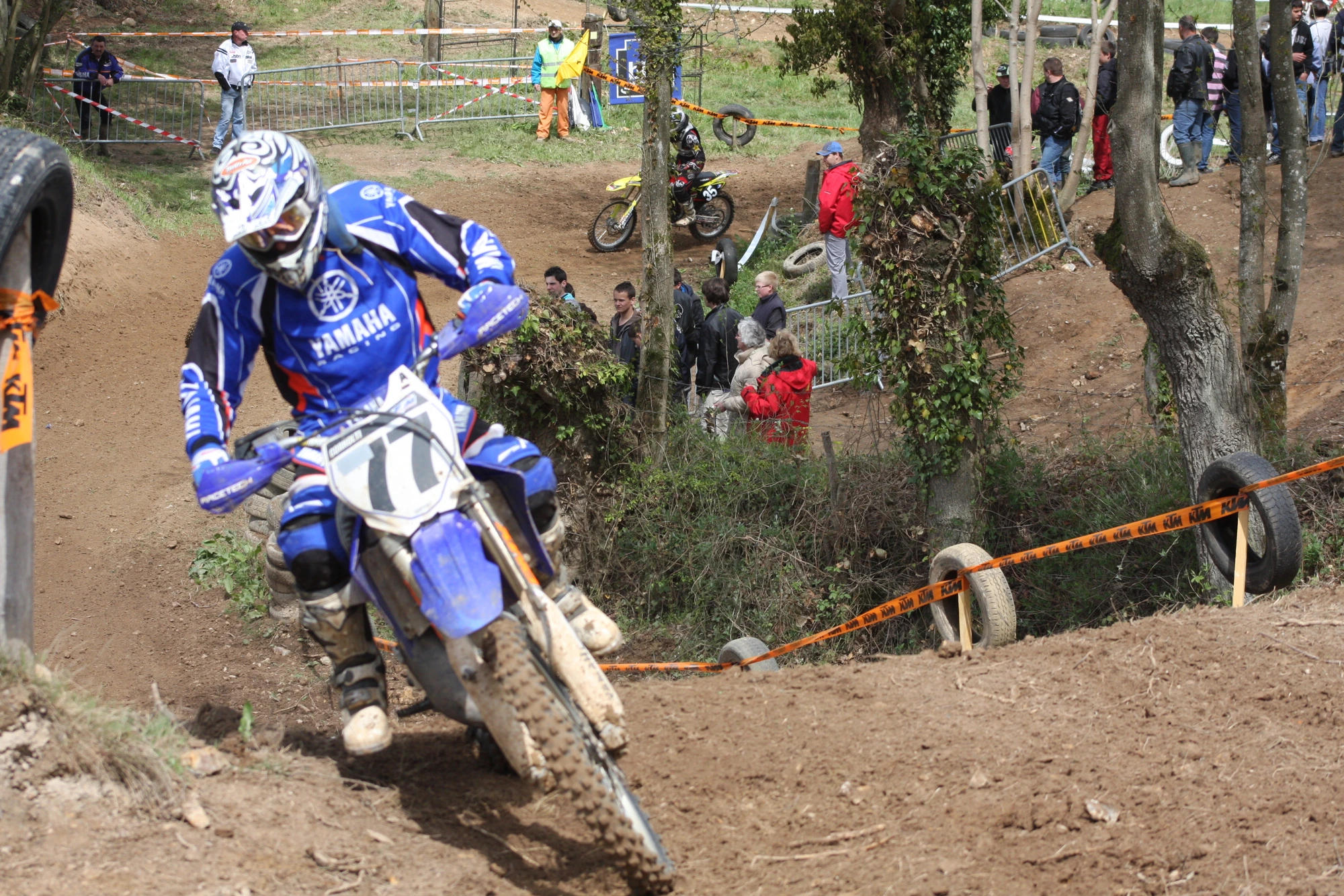 La Yamaha bleue à la corde