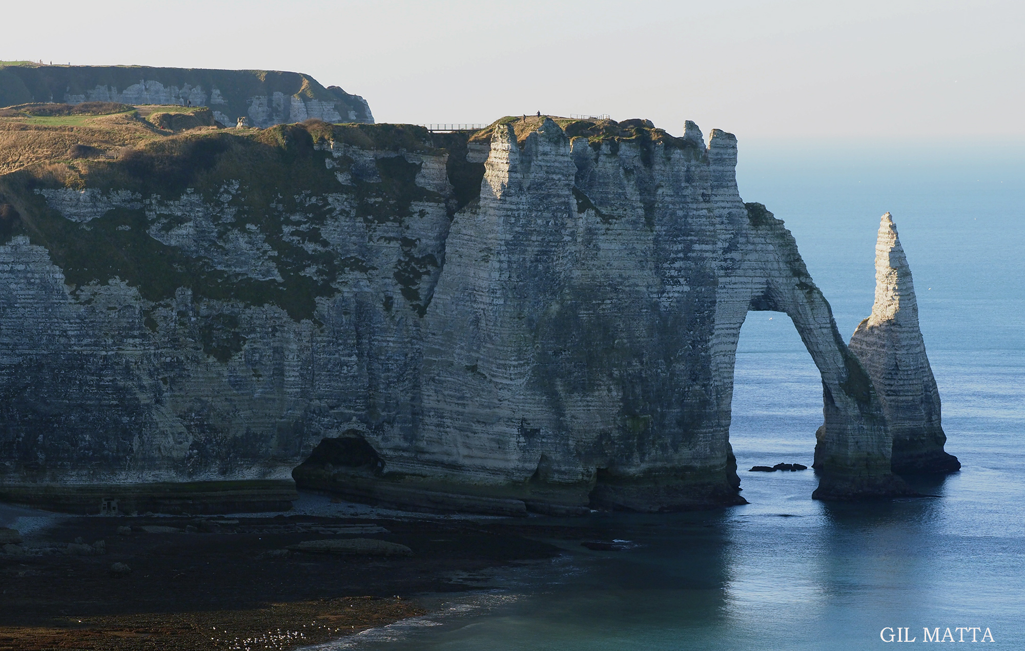 L'arche et l'aiguille d'Étretat dans la lumière bleue du matin, Normandie