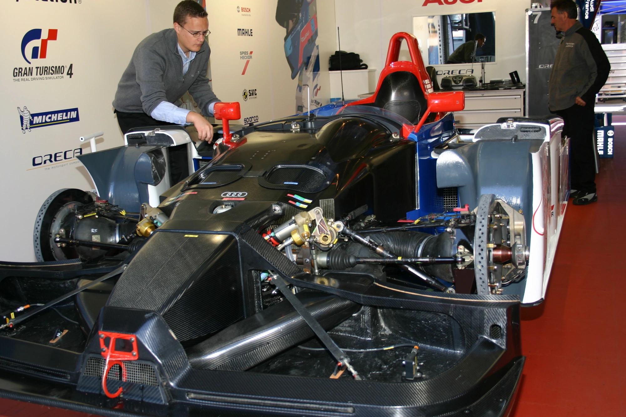 Geste précis sur la monocoque carbone