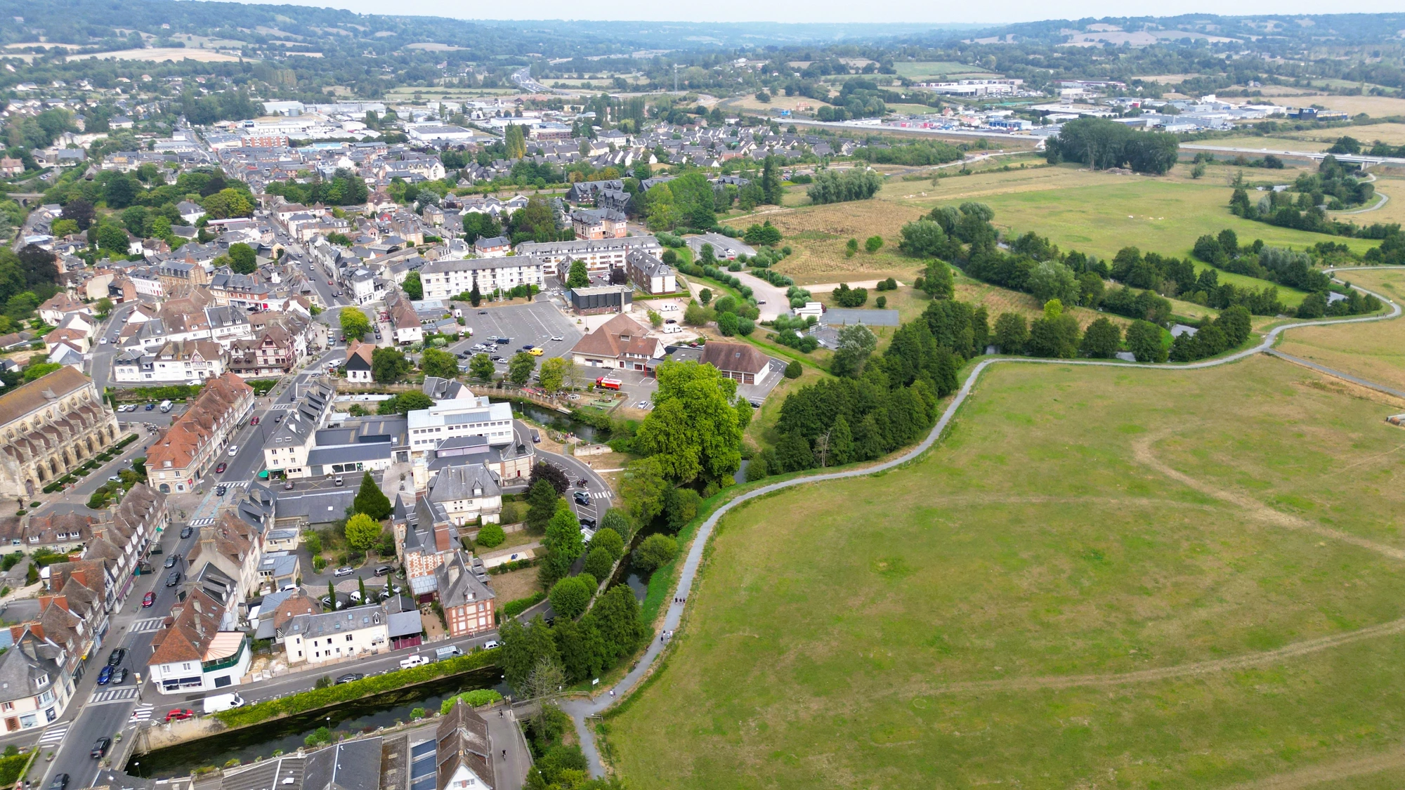 La ville s'étire vers les coteaux