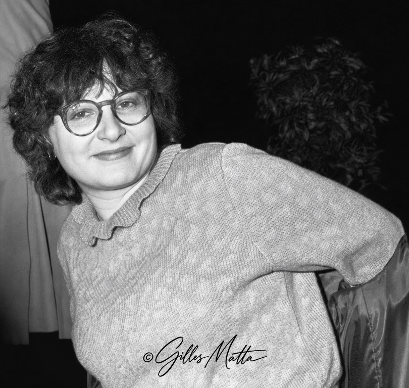 Josiane Balasko, sourire aux lunettes