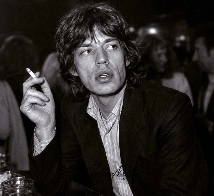 Mick Jagger, avec sa cigarette.