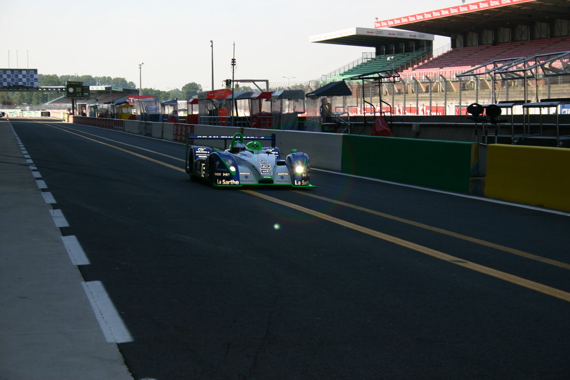 La Pescarolo C60 devant les tribunes
