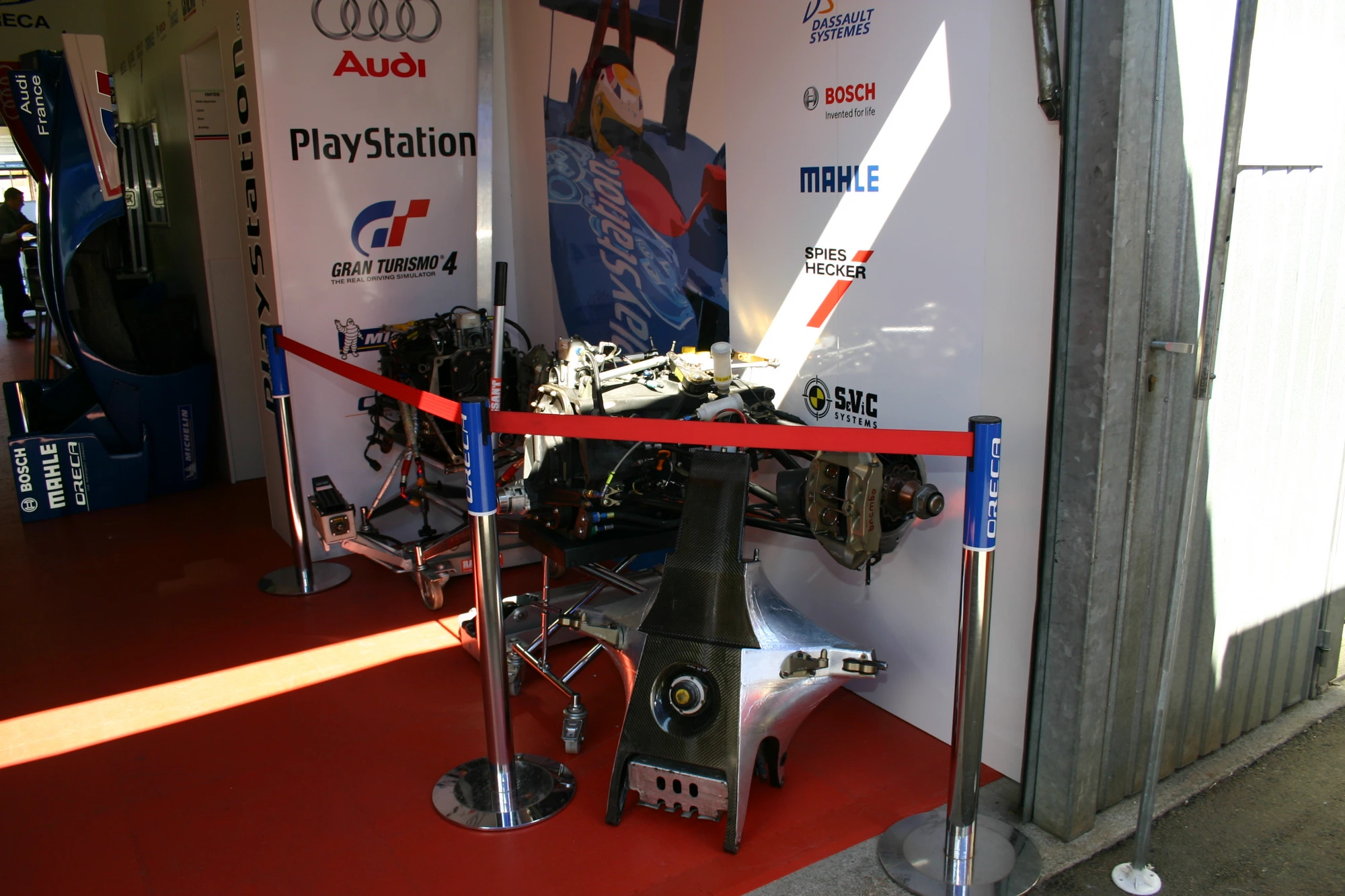 Le châssis nu dans le stand Oreca