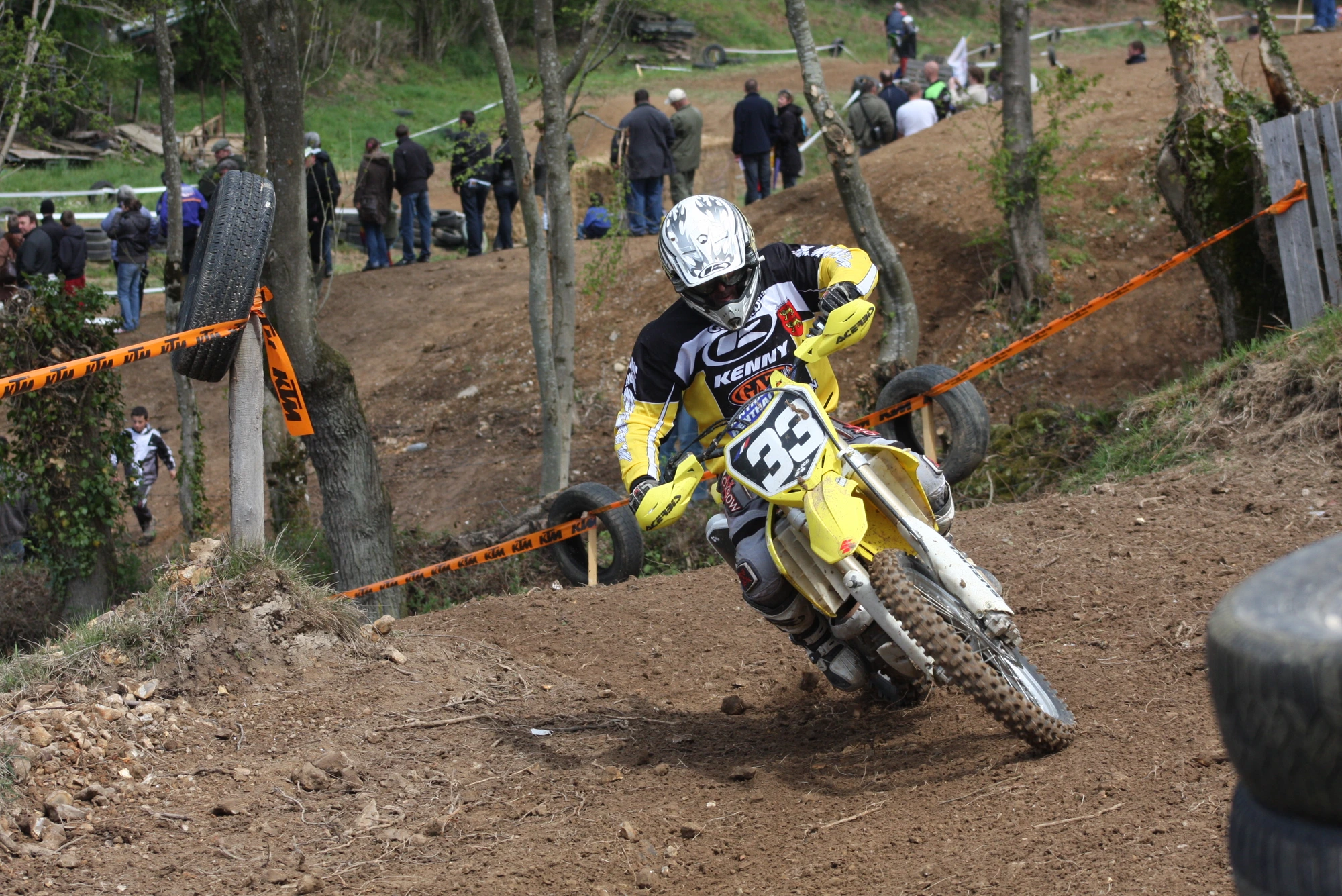 La Suzuki jaune n°33 en appui