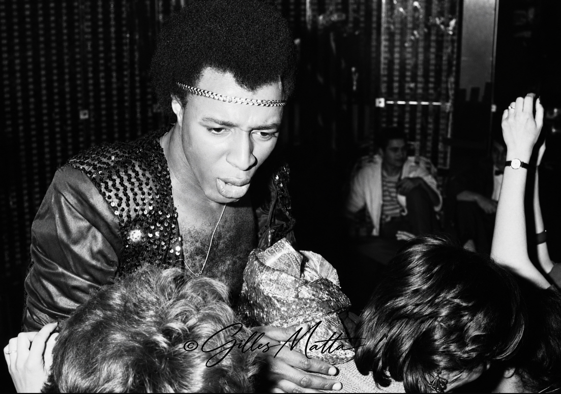 Leee John (Imagination) signe des autographes