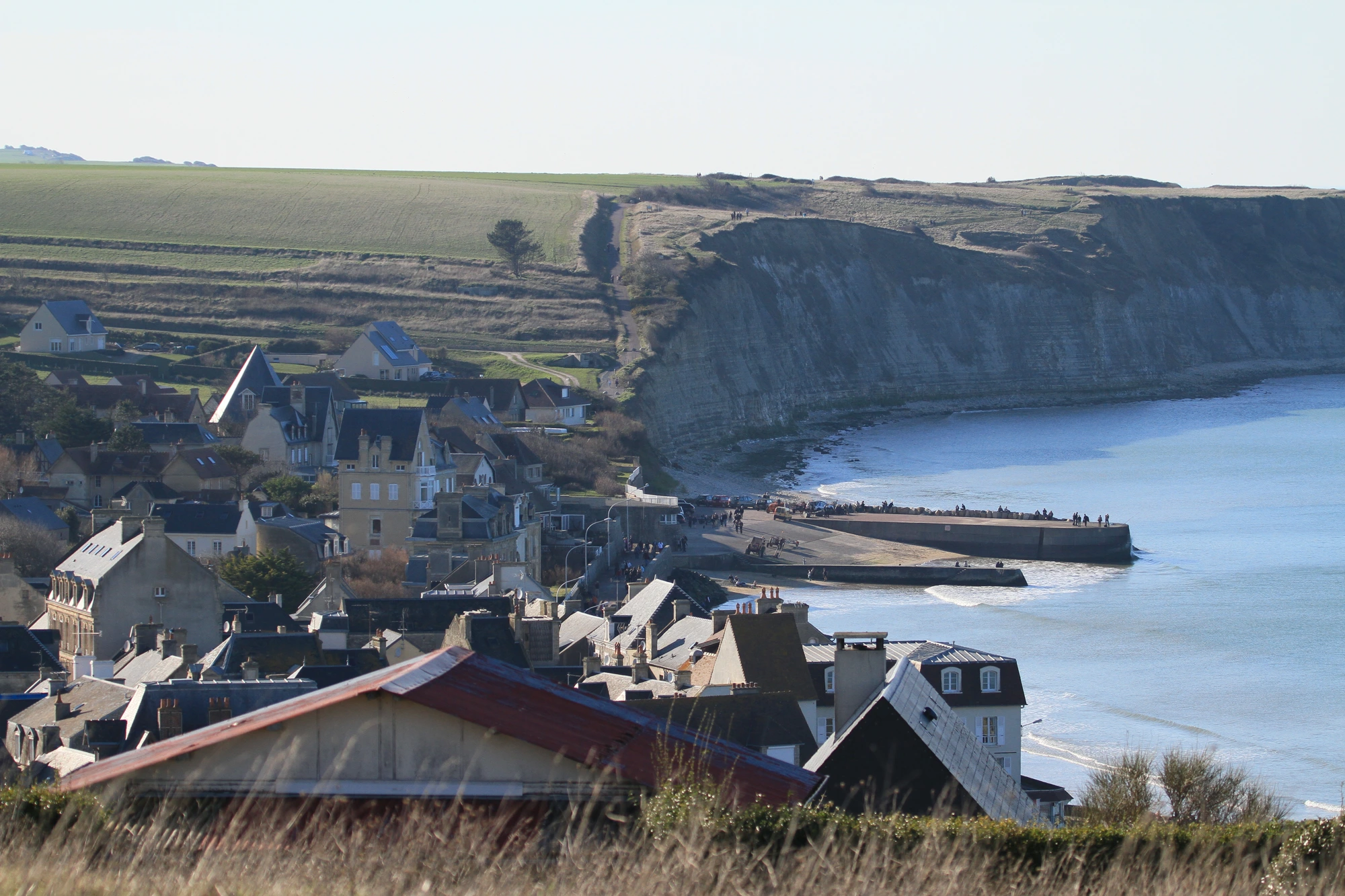 Le village au pied des falaises