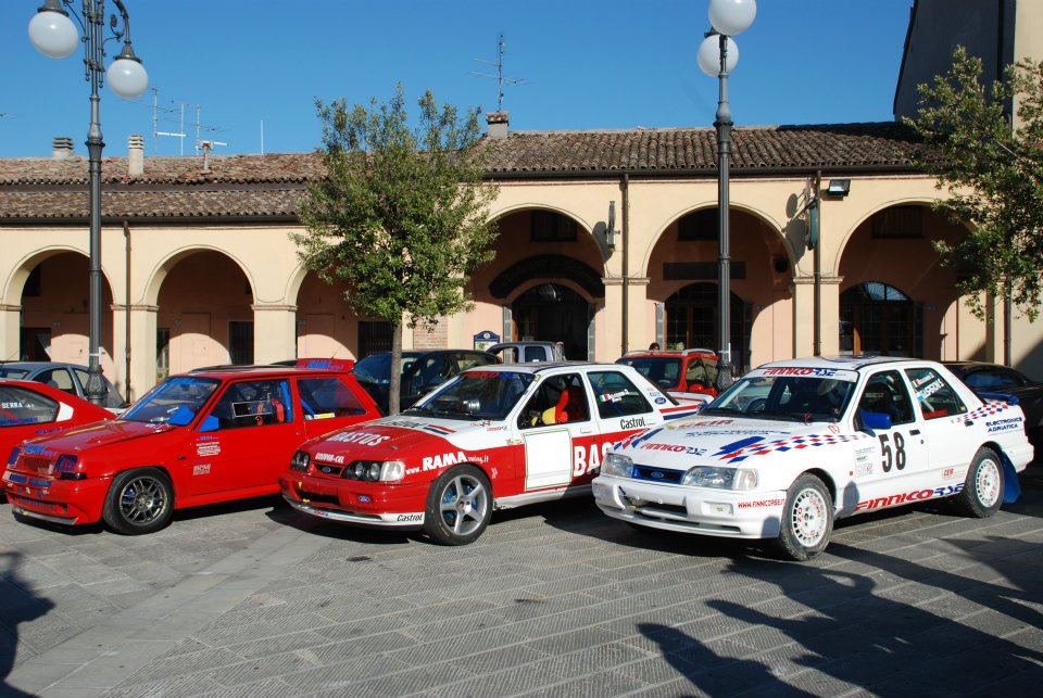 Le vetture del Legend Team esposte nella piazza di Sogliano: Peugeot 205, la Ford Sierra BASTOS e la Sierra Finnico Corse
