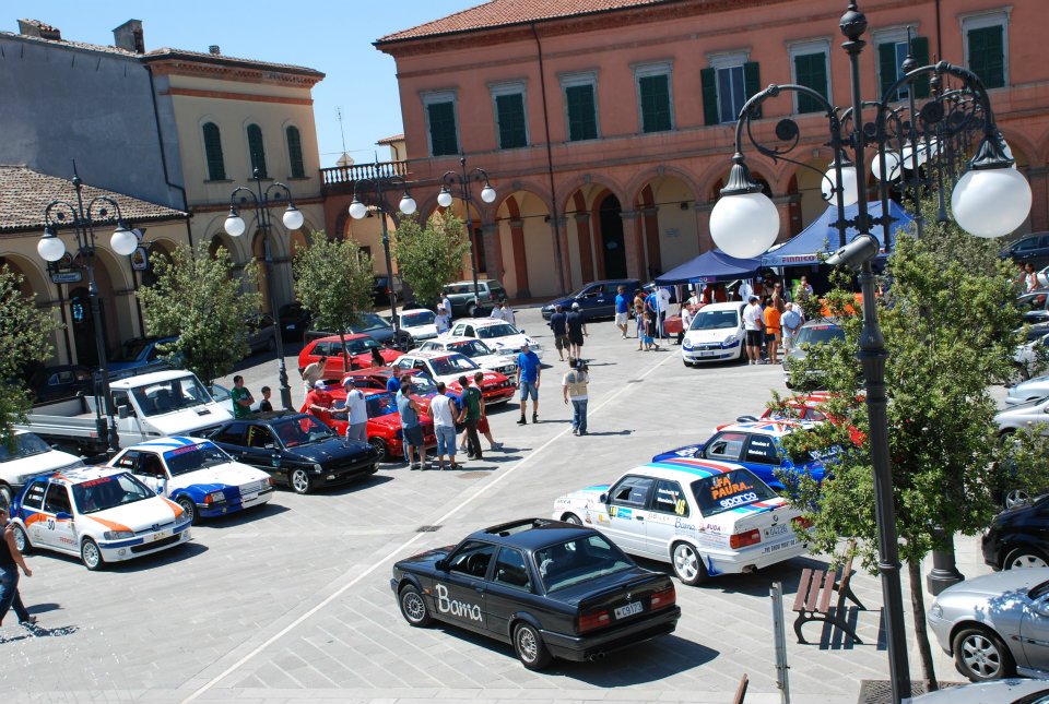 Il raduno nel centro storico di Sogliano al Rubicone durante l'esposizione delle auto da rally