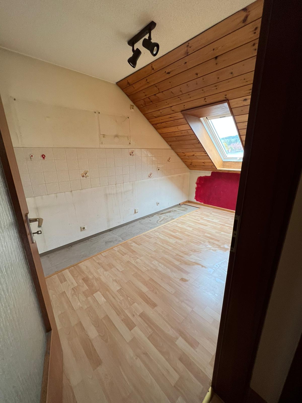 Heller, leerer Wohnraum mit Holzboden nach einer Wohnungsräumung