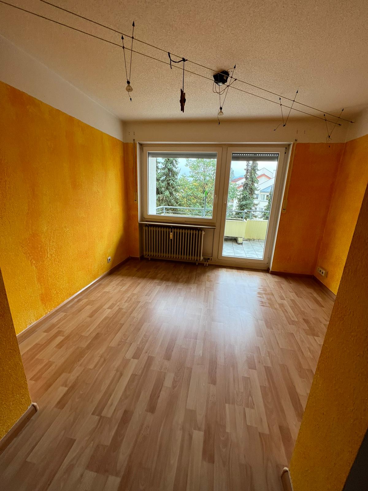 Leerer Raum unter dem Dach nach einer Räumung
